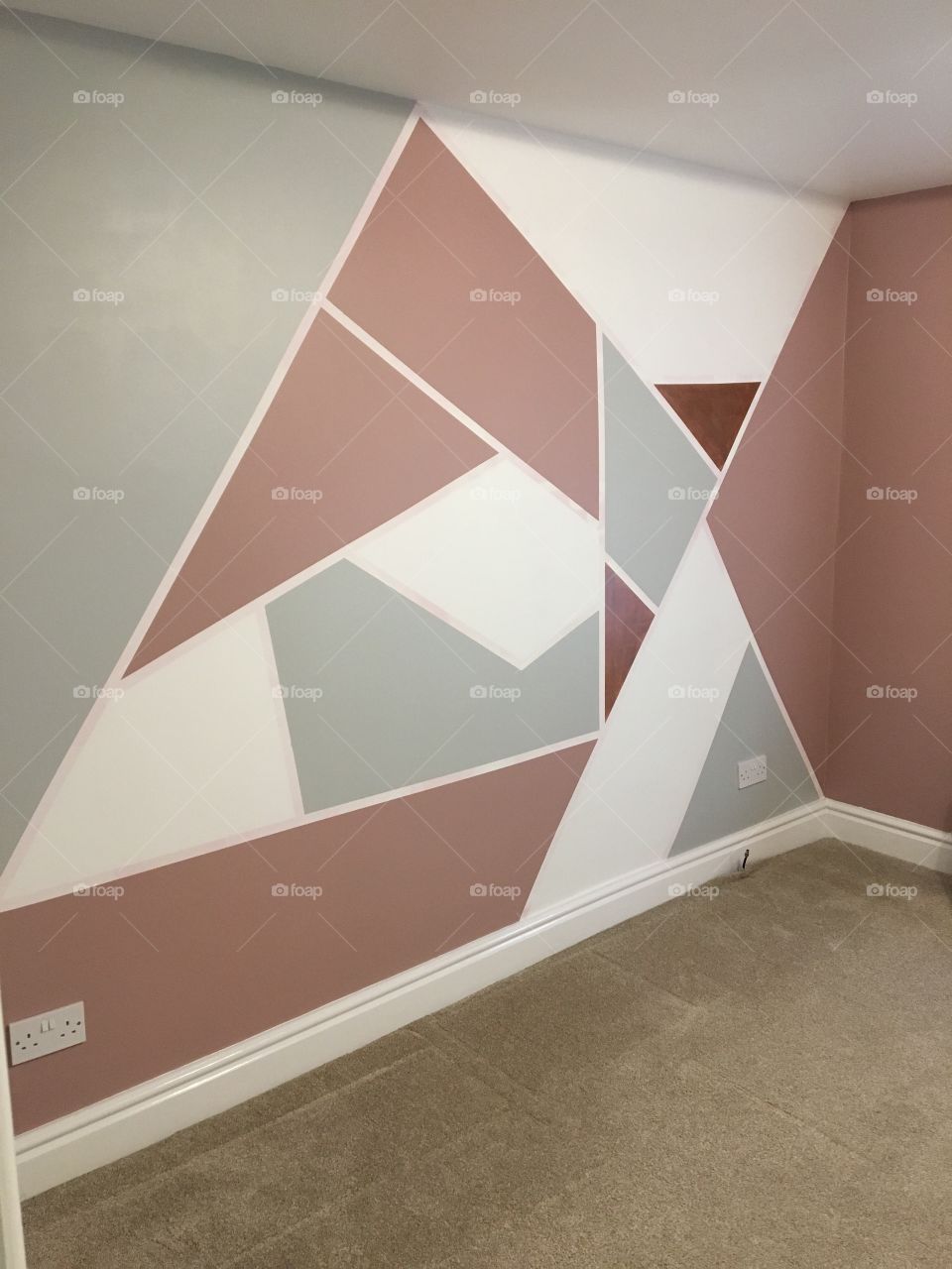Decorating girls bedroom by painting geometric pattern straight on to the wall. Looks stunning!