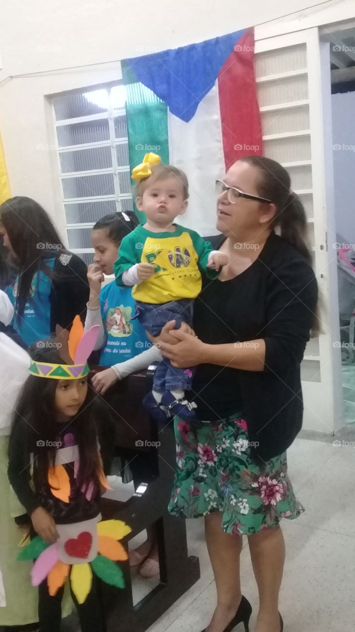 Minha bebê no culto missões representando o Brasil