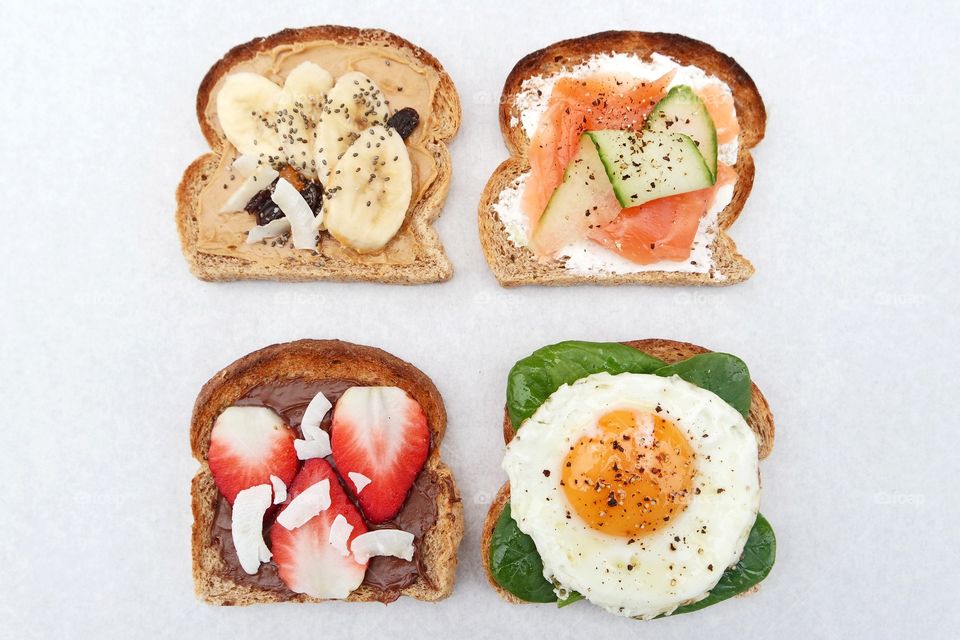 Low calories wholemeal bread with toppings 