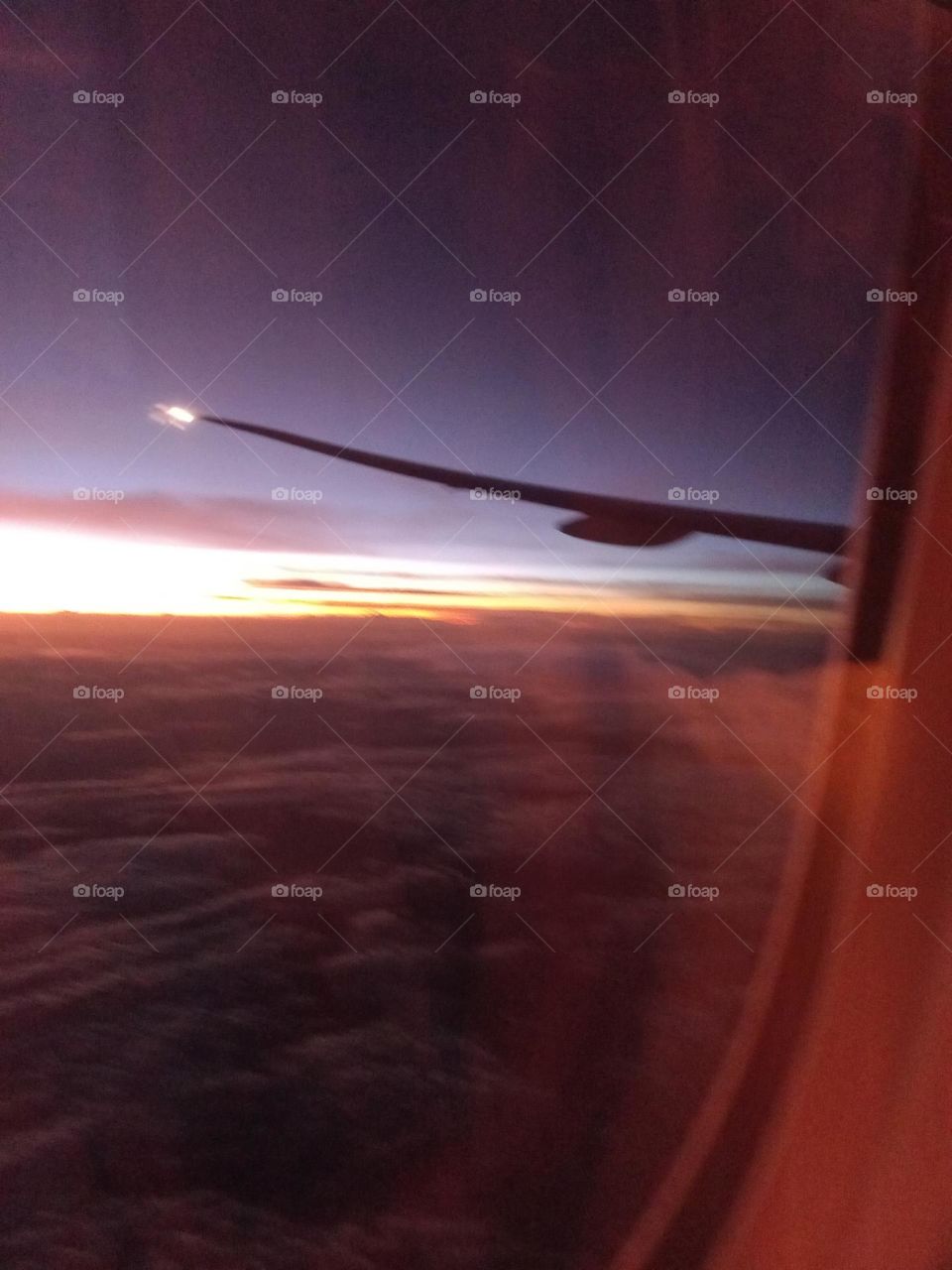 Contemplando o Nascer do Sol , pela janela do avião. Temos a sensação  que estamos lado a  lado. Espetacular!