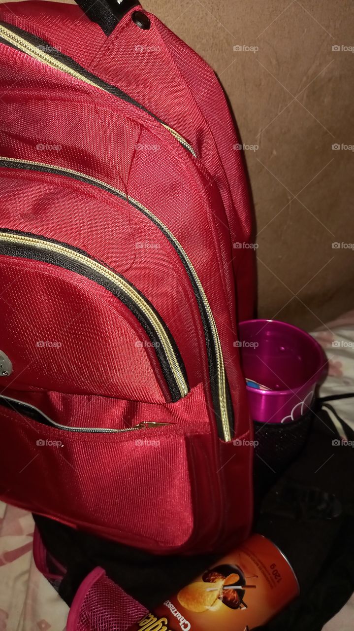 Mochila vermelha.