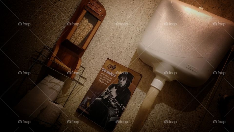 Decoração em banheiro público com uma lembrança do Reggae.