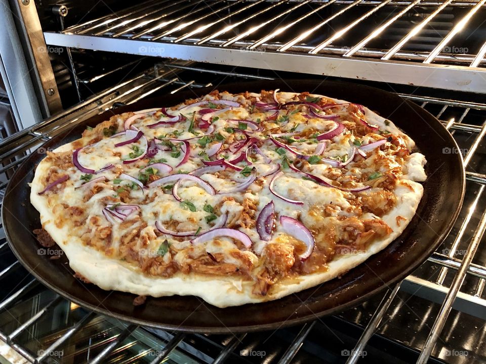 A pipping hot BBQ chicken pizza 🍕