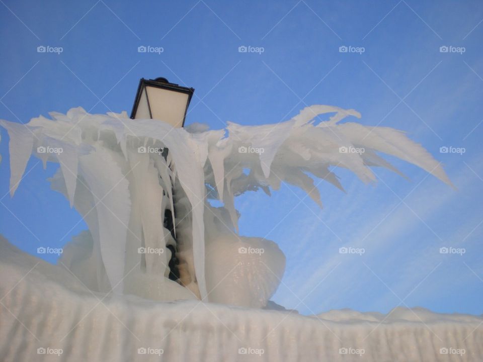 Sculpture de glace autour d'un réverbère 