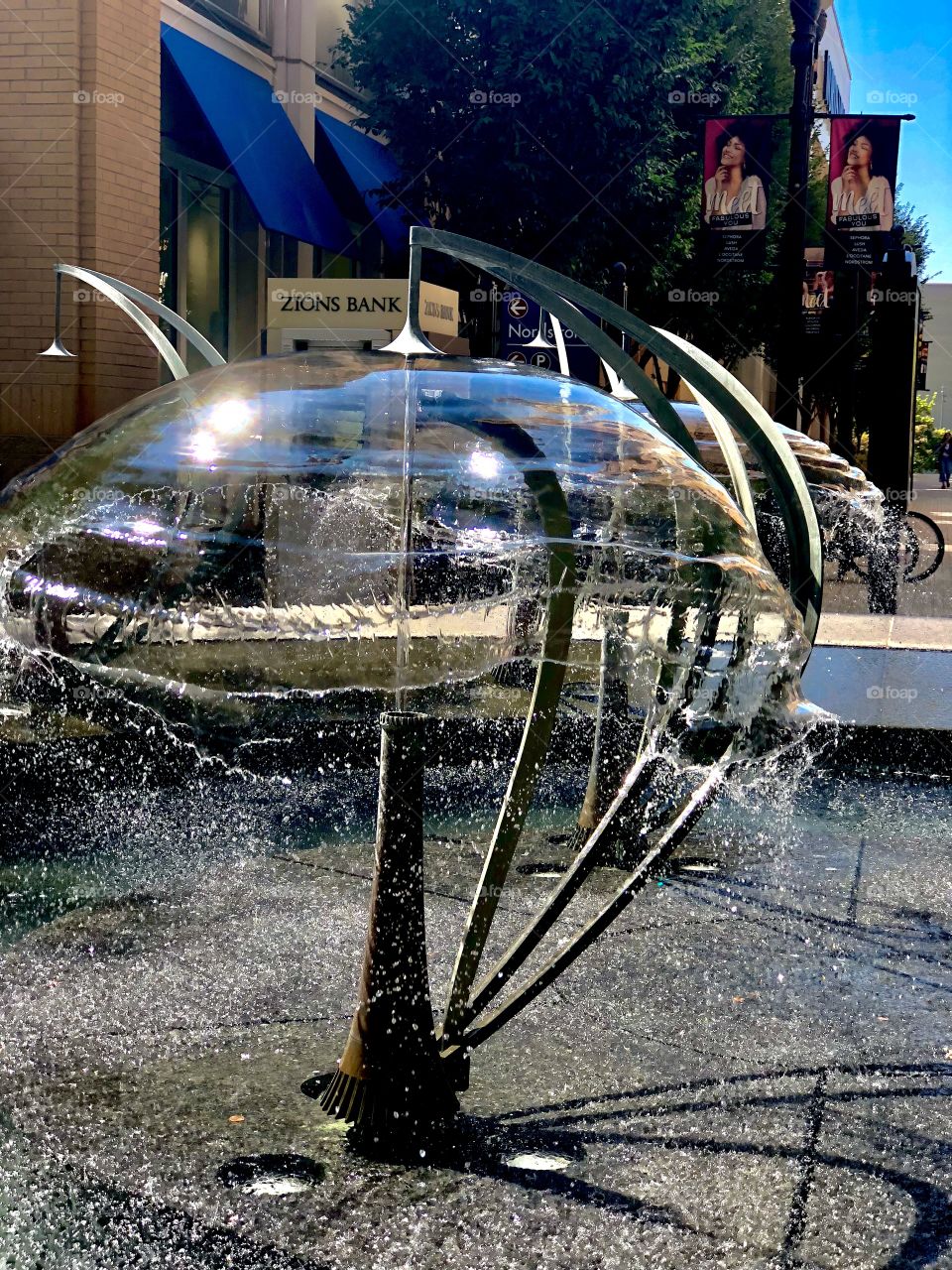 A fun-souled umbrella fountain right in the heart of downtown Salt Lake City making me wish I could jump in on this hot summer day