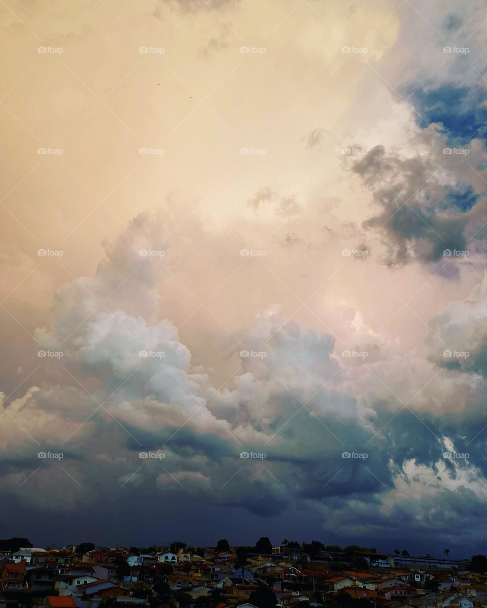 🇺🇸 Barbarity, what time is this that has changed? From the heat to the storm, resulting in these clouds in Bragança Paulista: / 🇧🇷 Barbaridade, que tempo é esse que mudou? Do calorão ao temporal, resultando nessas nuvens em Bragança Paulista: