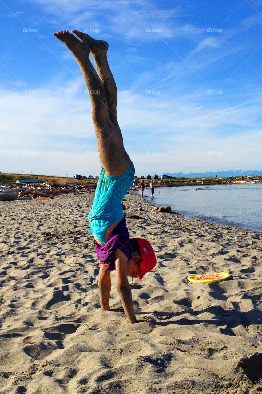 Staying in shape through tumbling! My youngest is constantly doing head & hand stands, summersaults & cartwheels - anytime & anywhere! No matter she’s covered in sand a quick run into the ocean will fix that! 🤸‍♀️ 