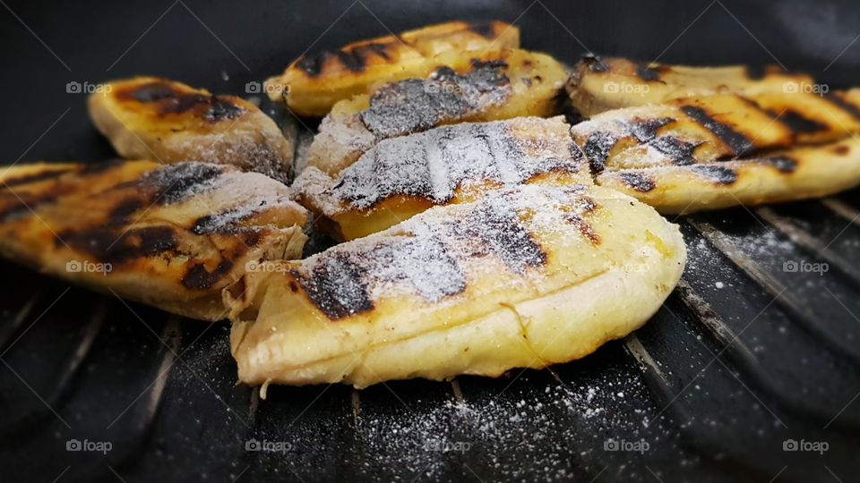 grilled bananas served with white sugar, suitable for everyone,  especially bananas lover..