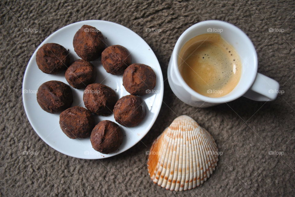 High angle view of coffee with cookie and seas