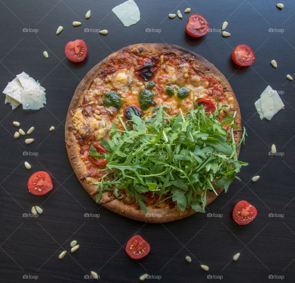 Pizza pesto and arugula 