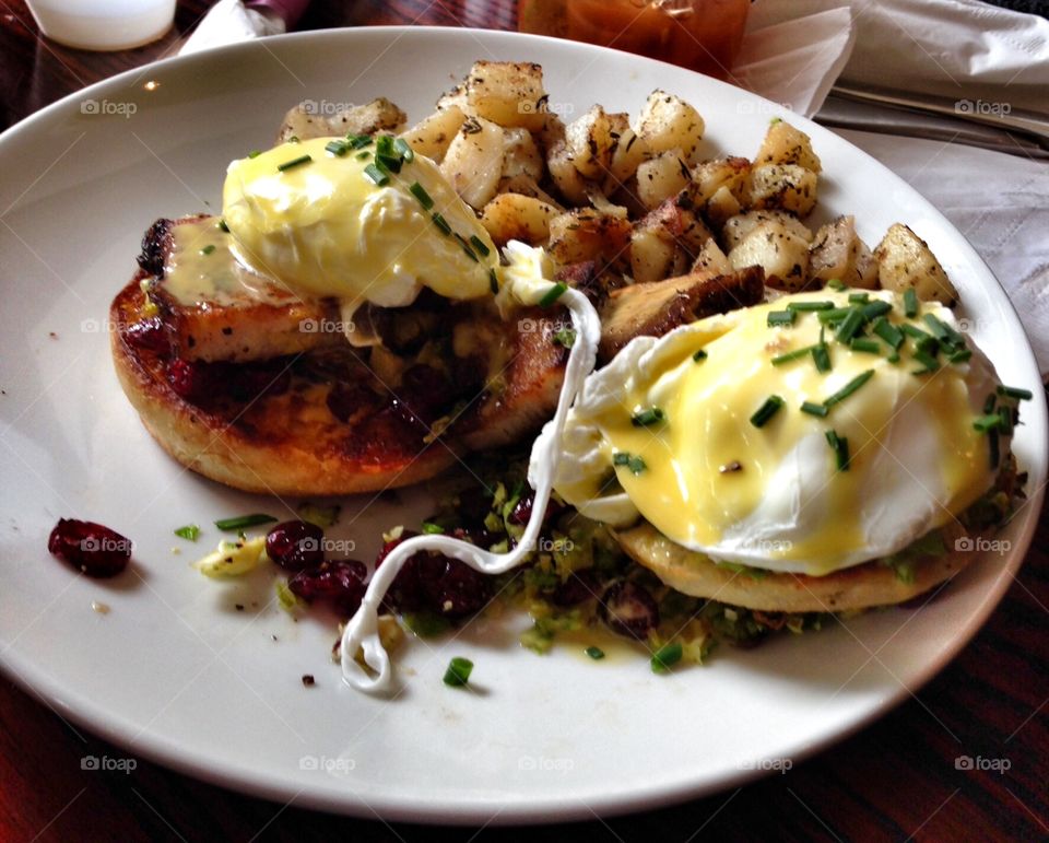 Crabcake eggs benedict