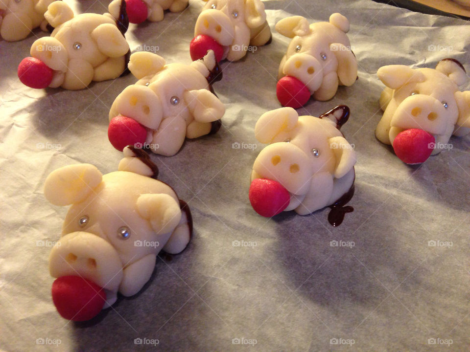 MARZIPAN PIGS