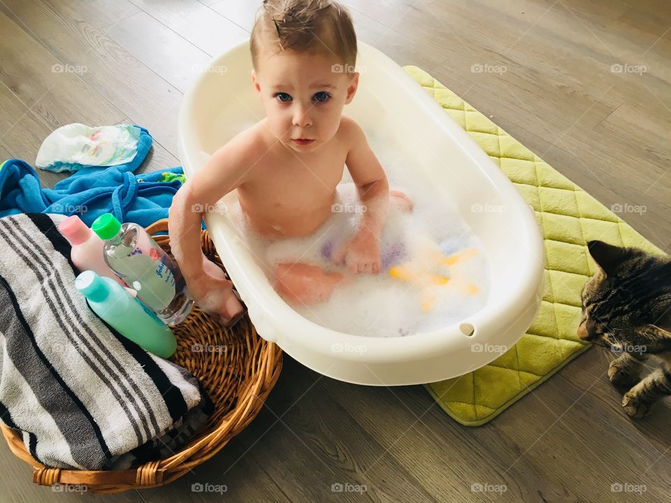 Baby boy loves his bath 