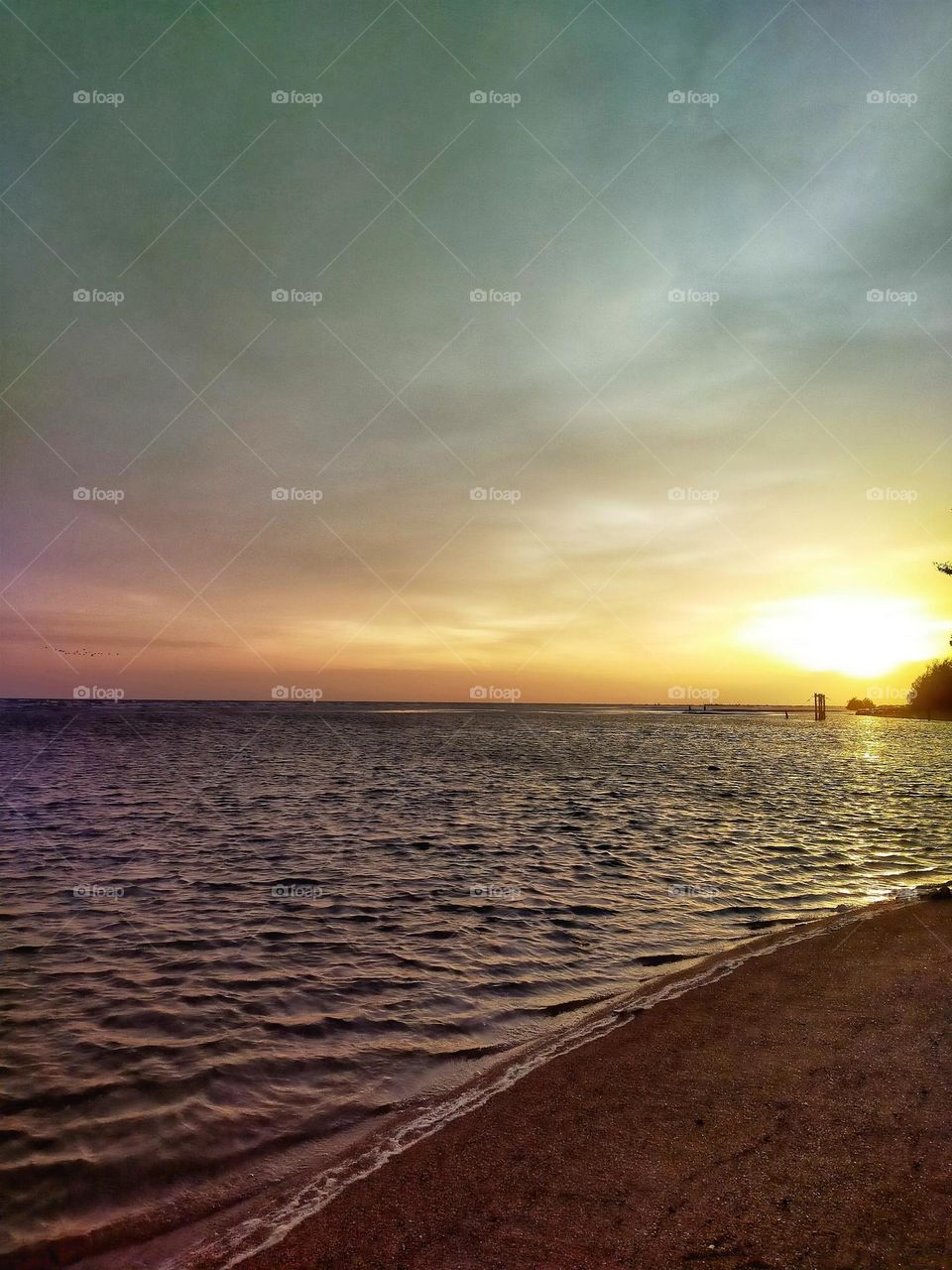 Sea view in the evening, seeing the sunlight