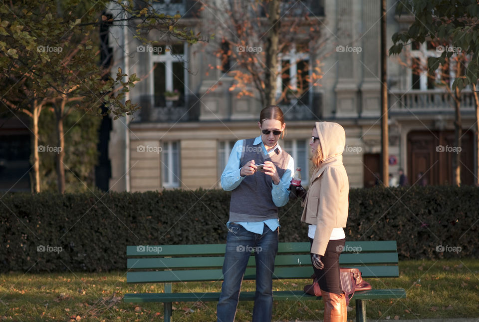 Look!. Couple sharing photos of paris