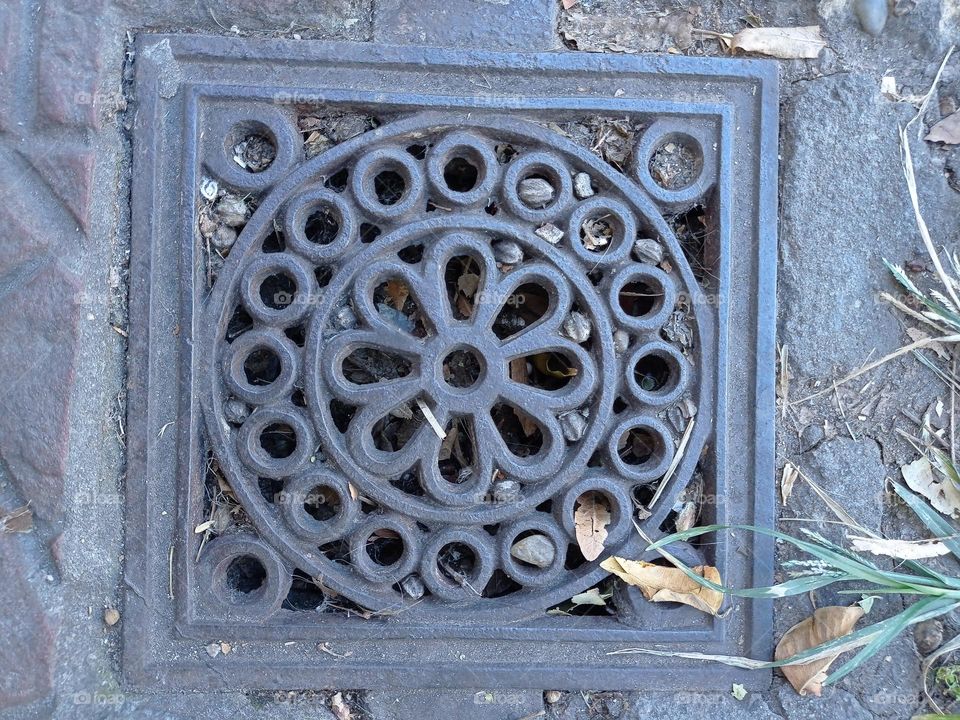 Old iron drainage grate / Vieja rellija de desagüe