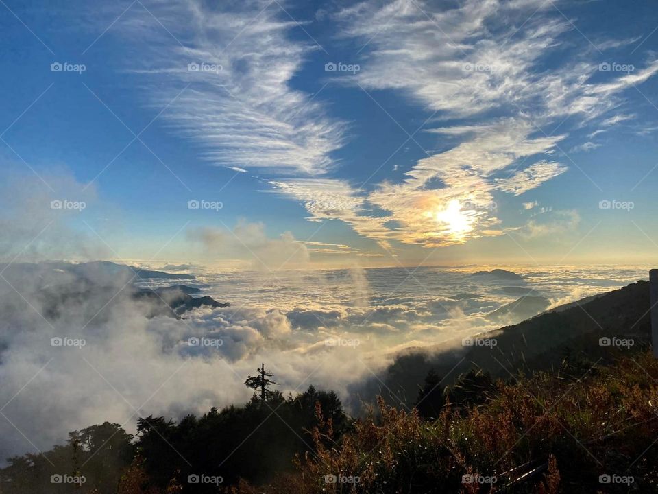 Beautiful mountain scenery with sea of clouds
