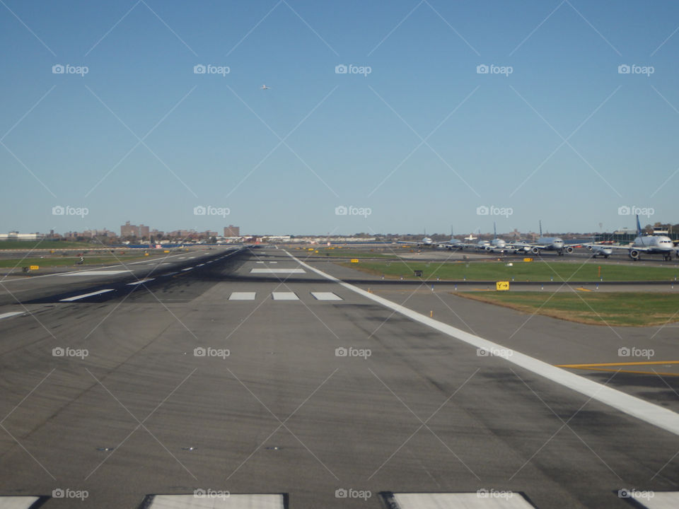 Laguardia airport nyc runway