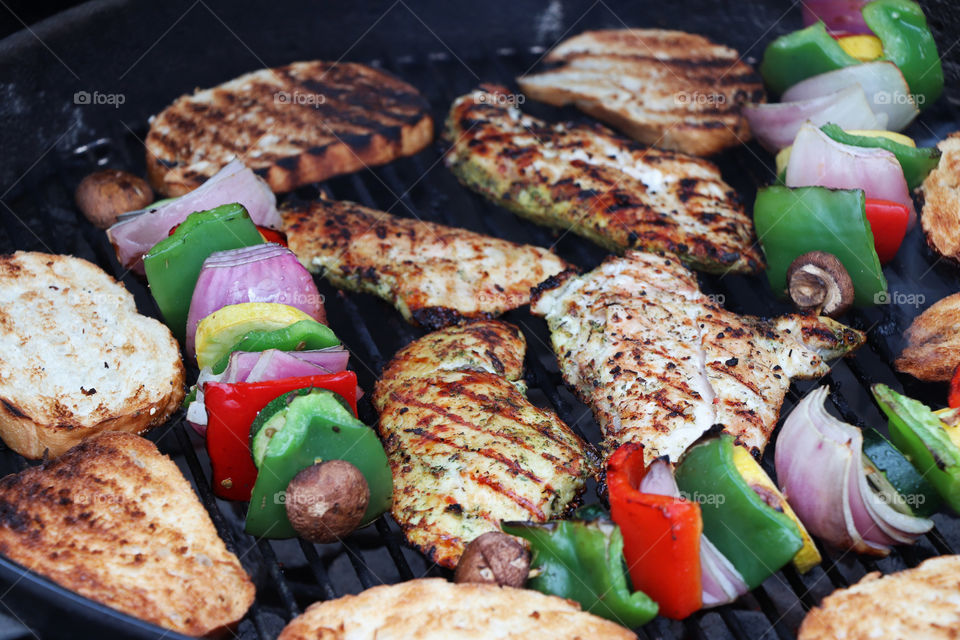 BBQ'ed chicken, veggies and bread slices