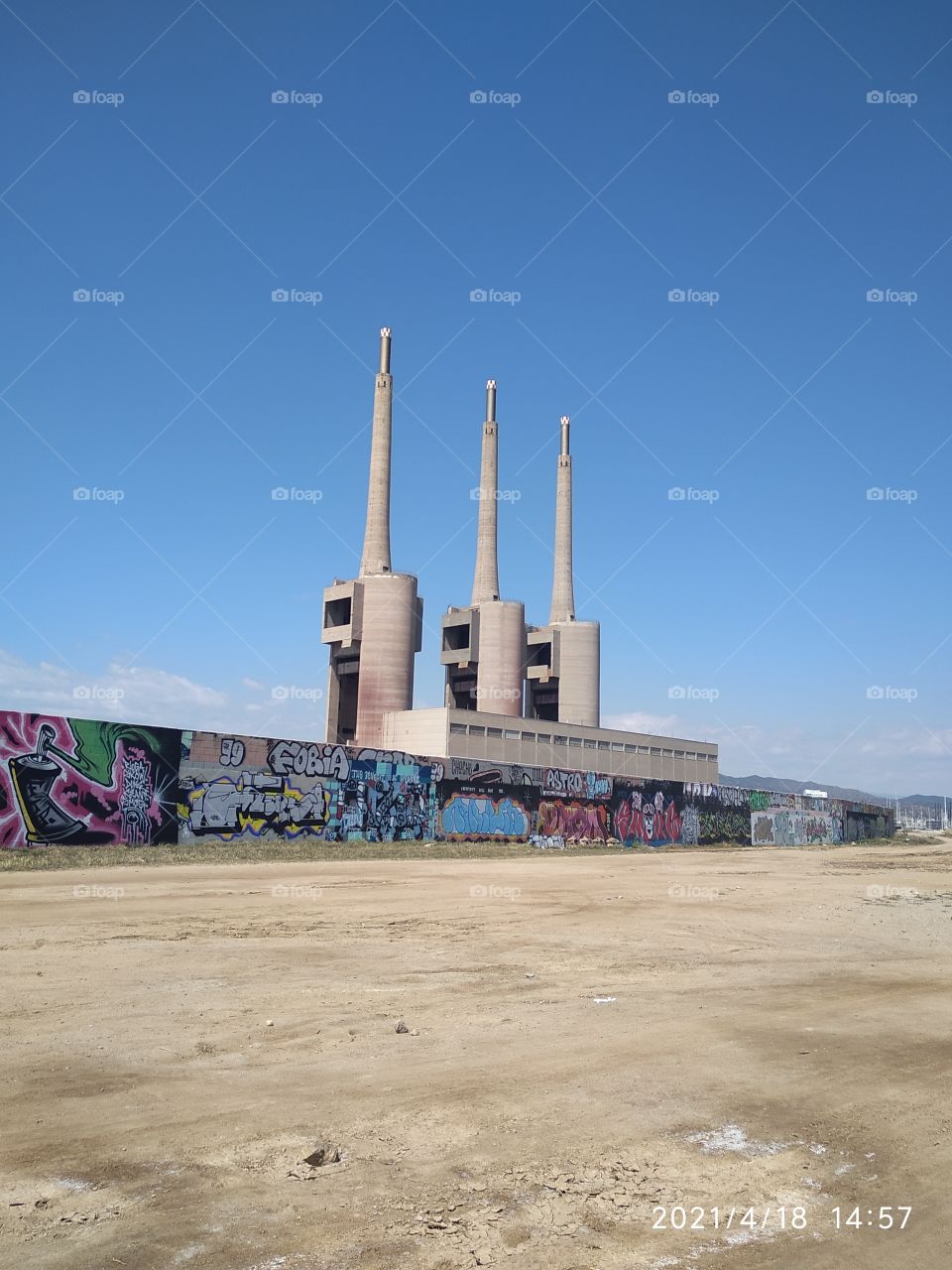 tres chimeneas y mural