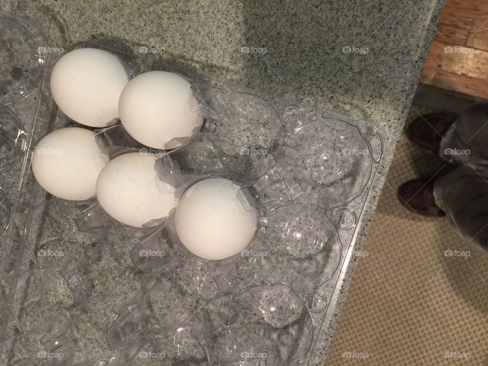 Eggs in container 