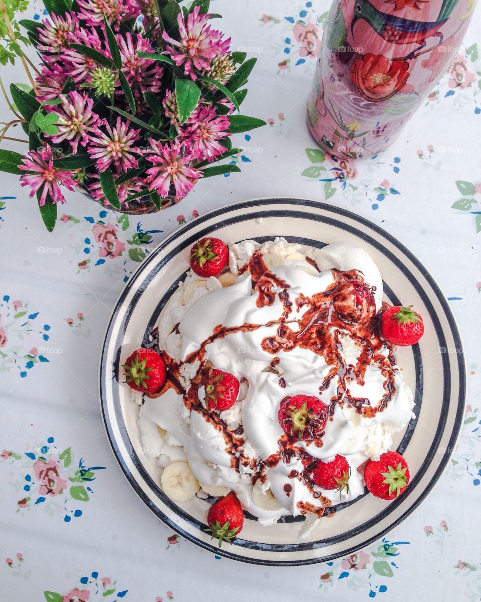 vegan meringue dessert