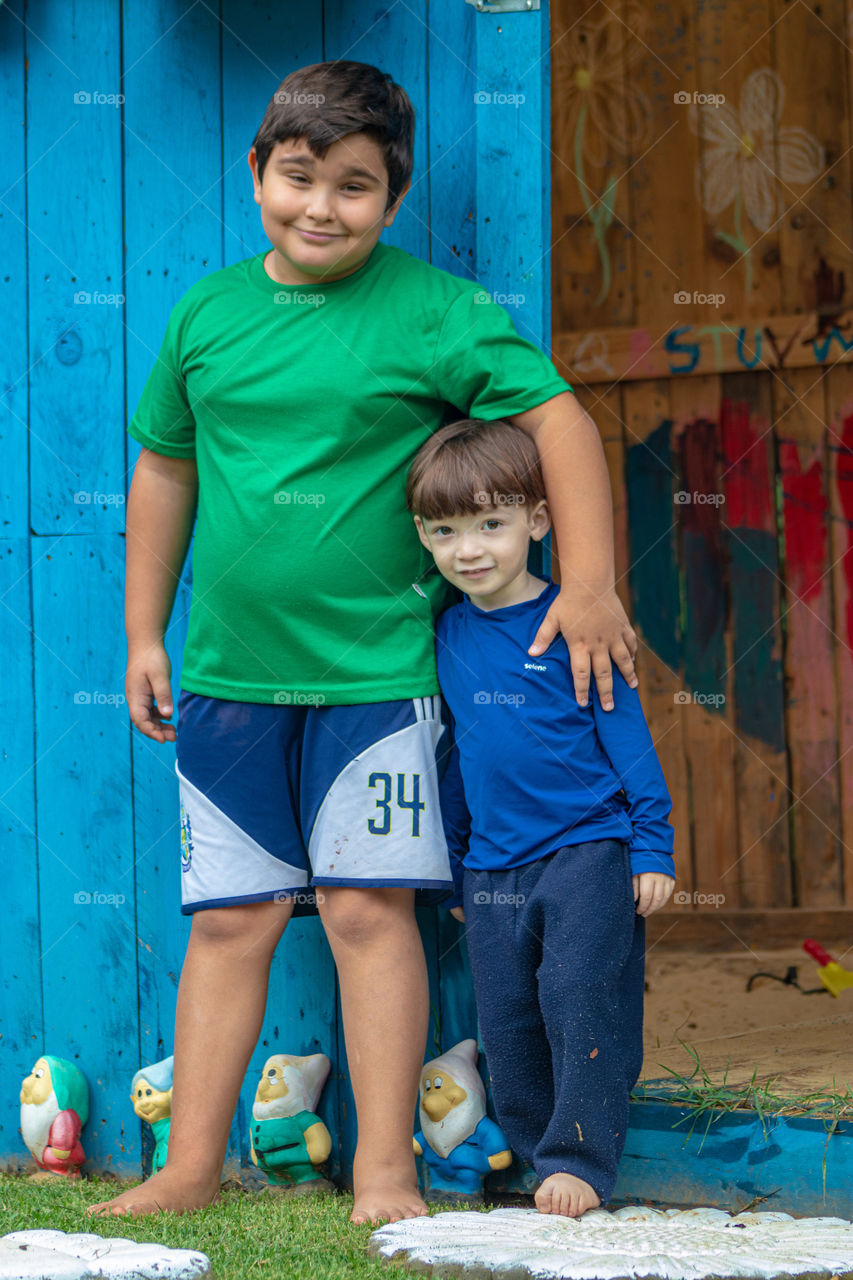 Duas crianças se abraçando feliz.