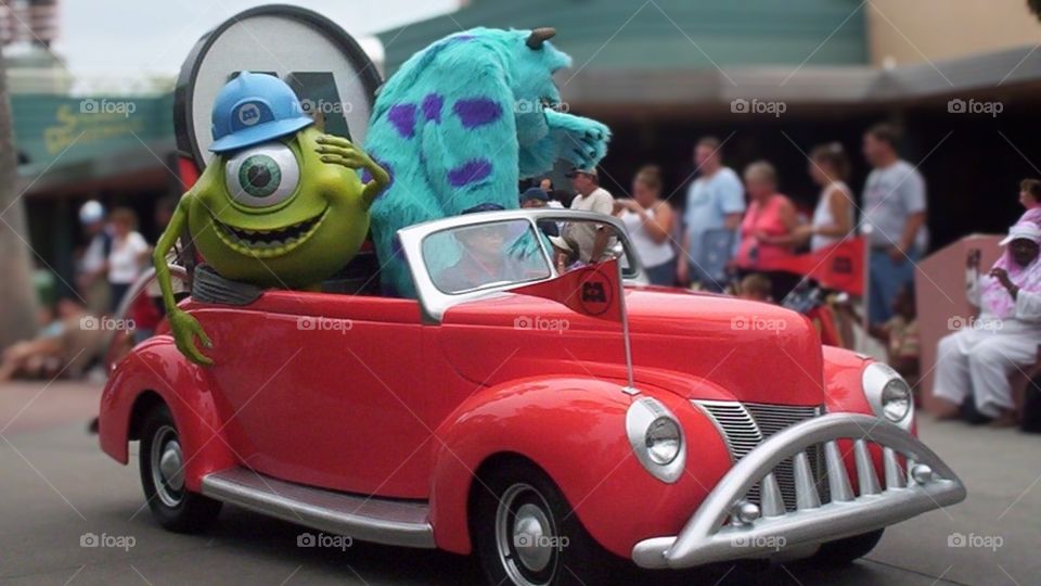 WDW Parade - Mike & Sully