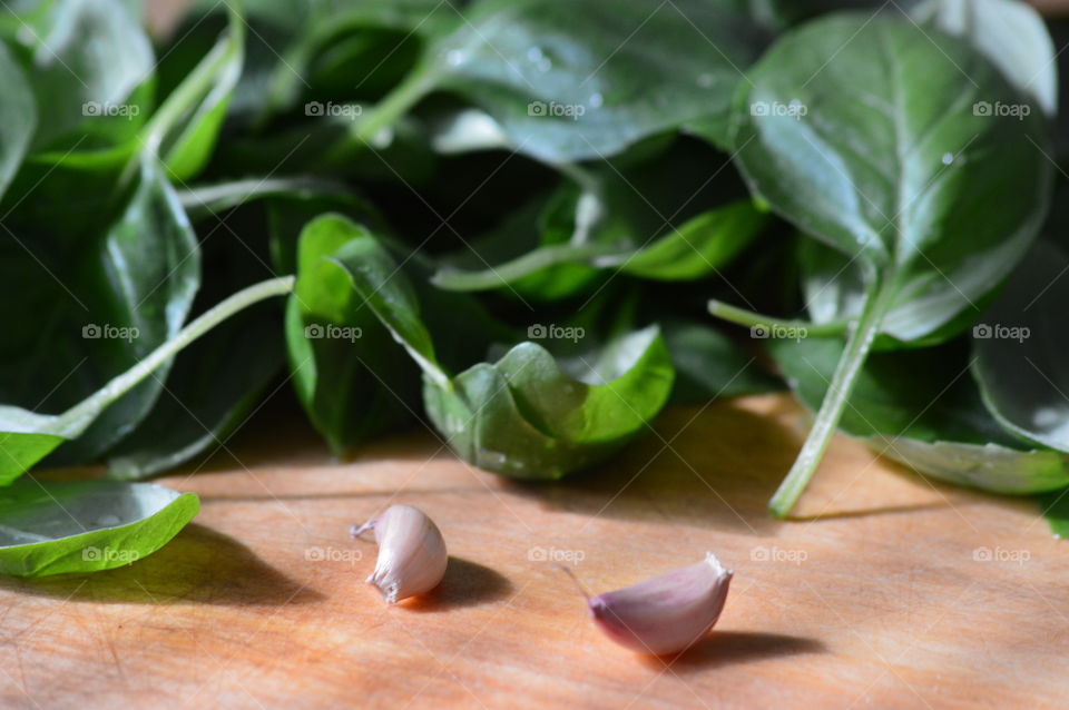 garlic and spinach in macro