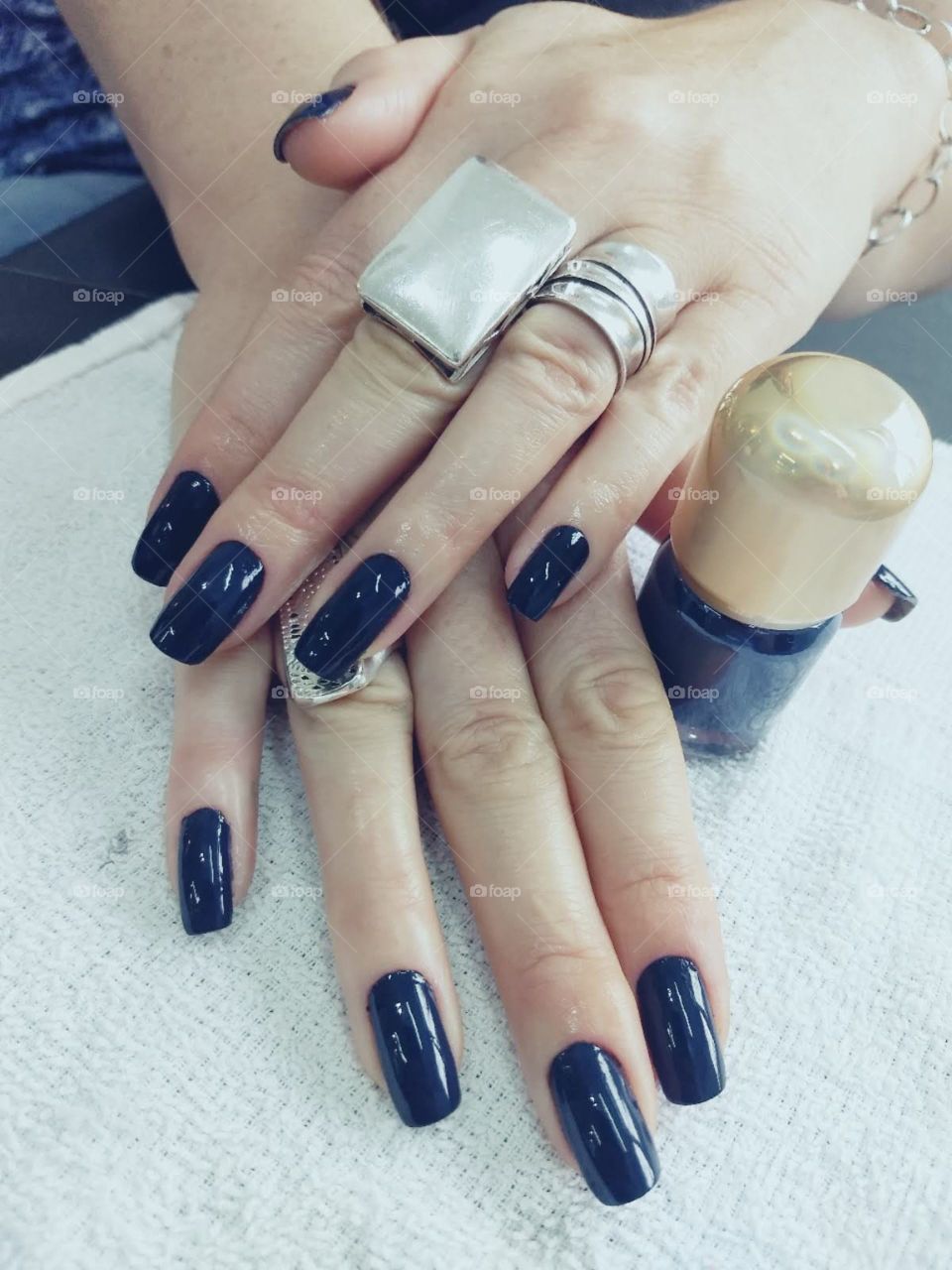 dark blue nails
