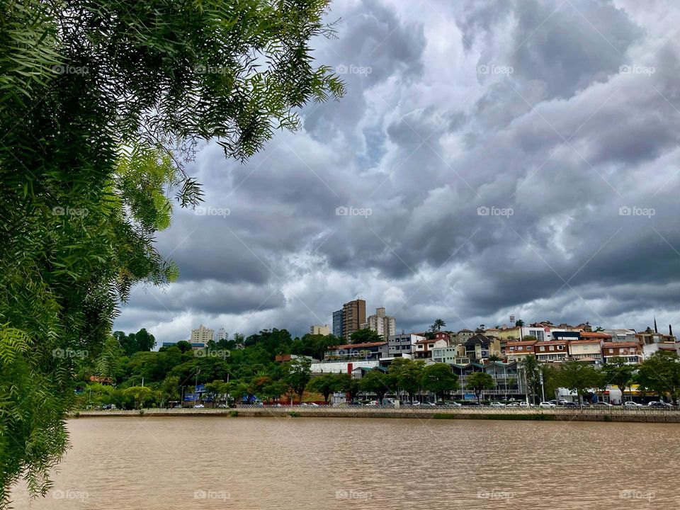 A beleza do Lago do Taboão, em Bragança Paulista (Brasil). Porém, com as águas turvas devido à chuva. 