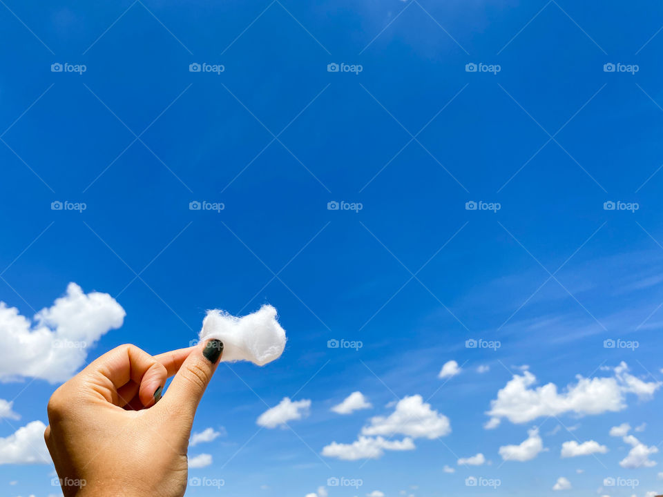 Imagining that cotton is a cloud to be able to touch it