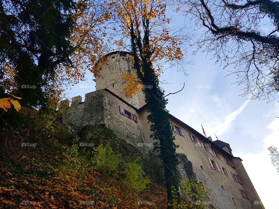 Blick auf Schlosshotel Matzen im Zillertal, Österreich, Burg, Gutshof, alt, auf einem Hügel, herbstliche Stimmung