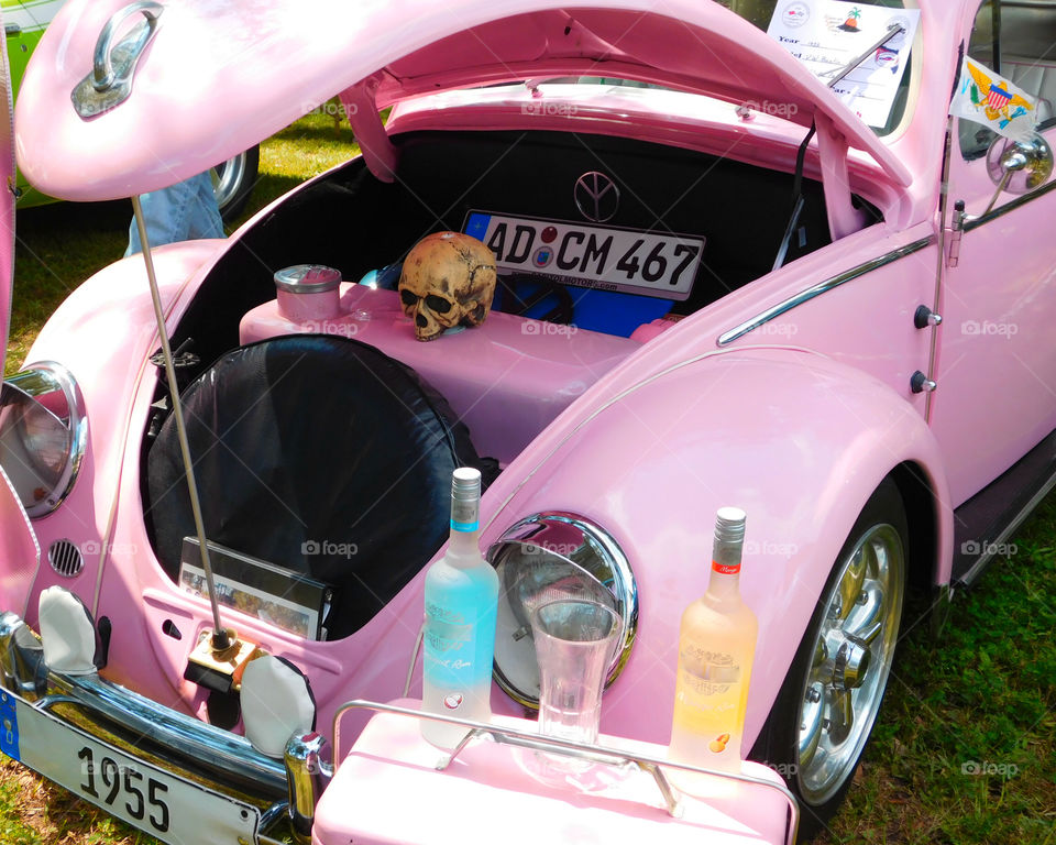 PINK COLOR STORY: Pink is the color most often associated with charm, politeness, sensitivity,
tenderness, sweetness, childhood, femininity, and romance! Think Pink!