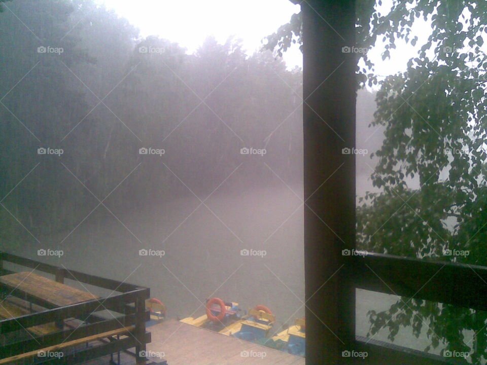 ffotomir дождь стол скамейки трава