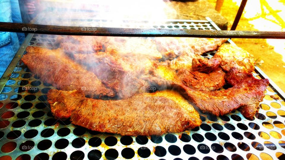 Mantas de carne sobre a grelha, um delicioso churrasco bovino.