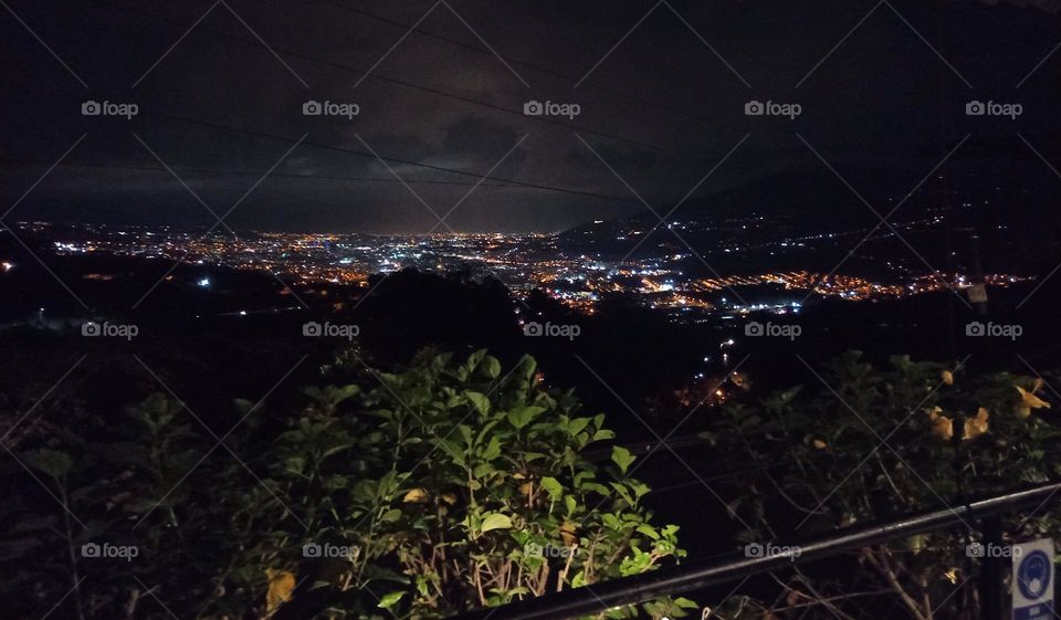 Ciudad de noche. Luces de la ciudad.