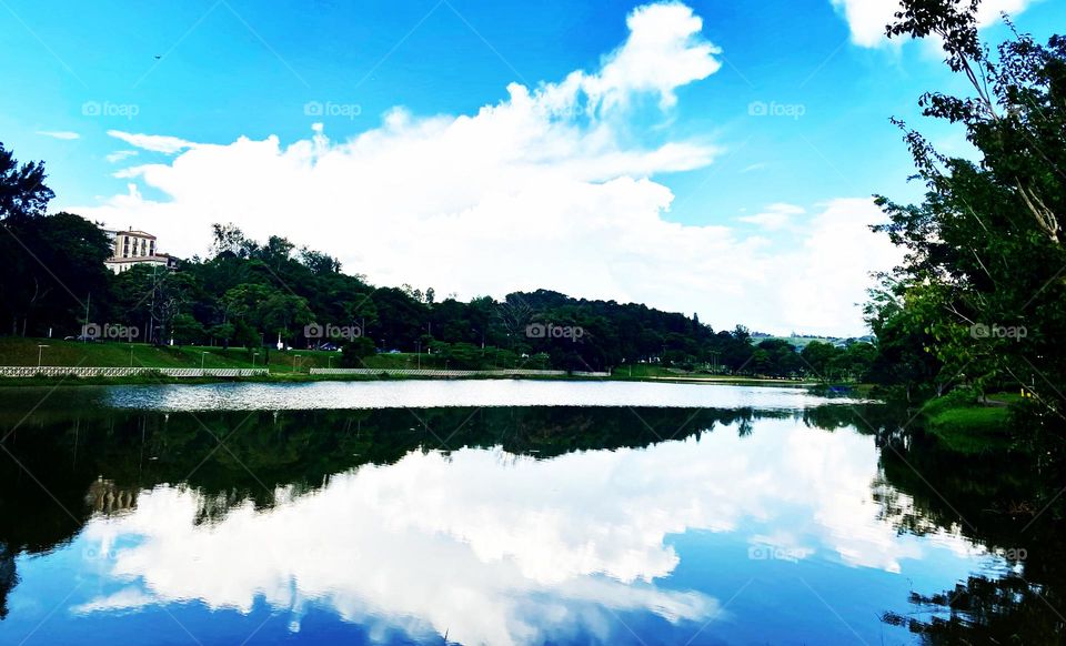 Now, 4 p.m. at Taboão’s Lake, with the sky reflecting its immensity in the waters. And is it beautiful or not? Agora, 16h no Lago do Taboão, com o céu refletindo sua imensidão nas águas. E tá bonito ou não?