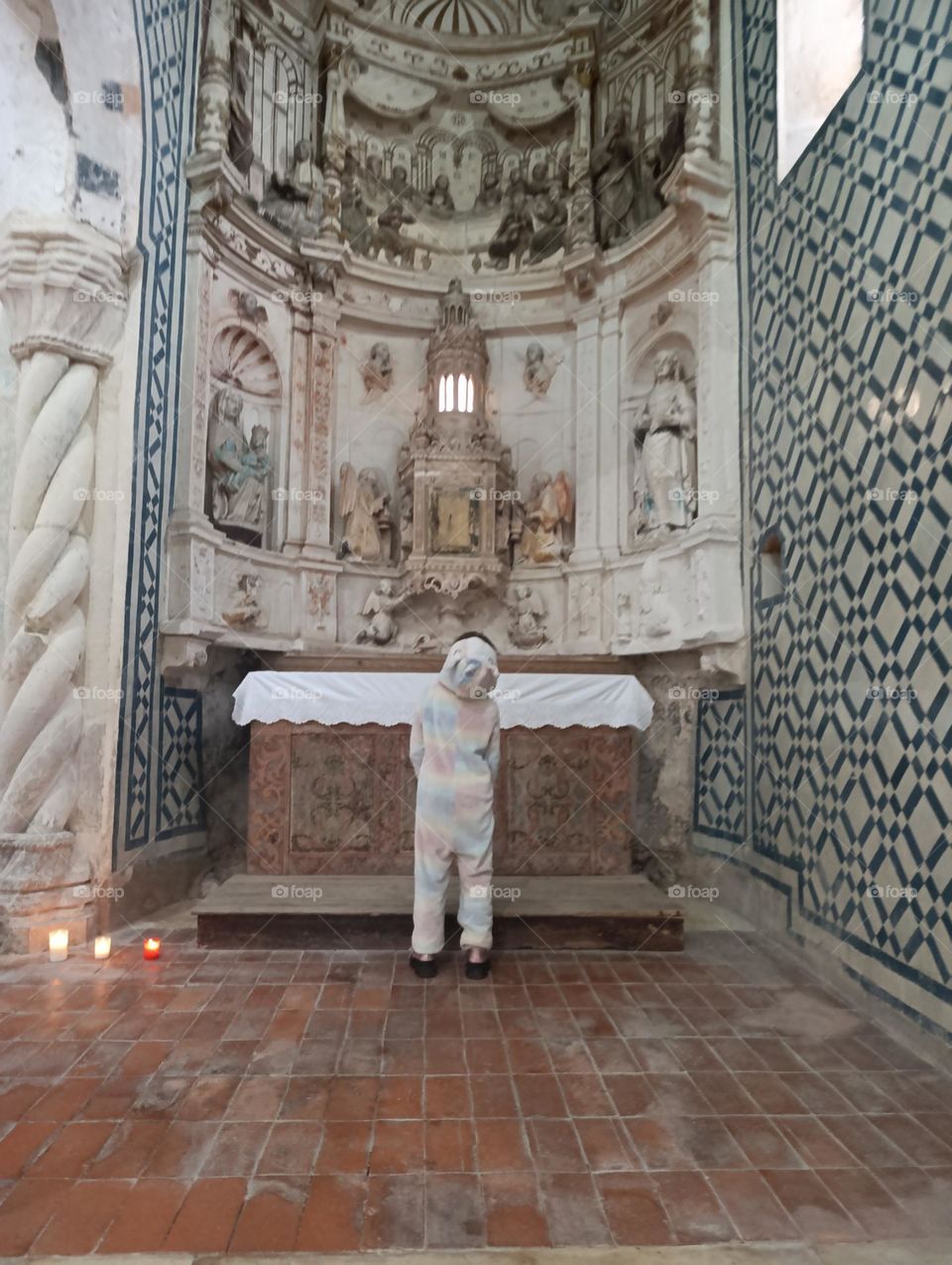 criança conversando com Deus. Kid talking with a God.