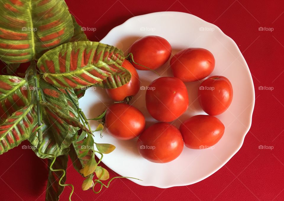 Red tomatoes in a white dish 