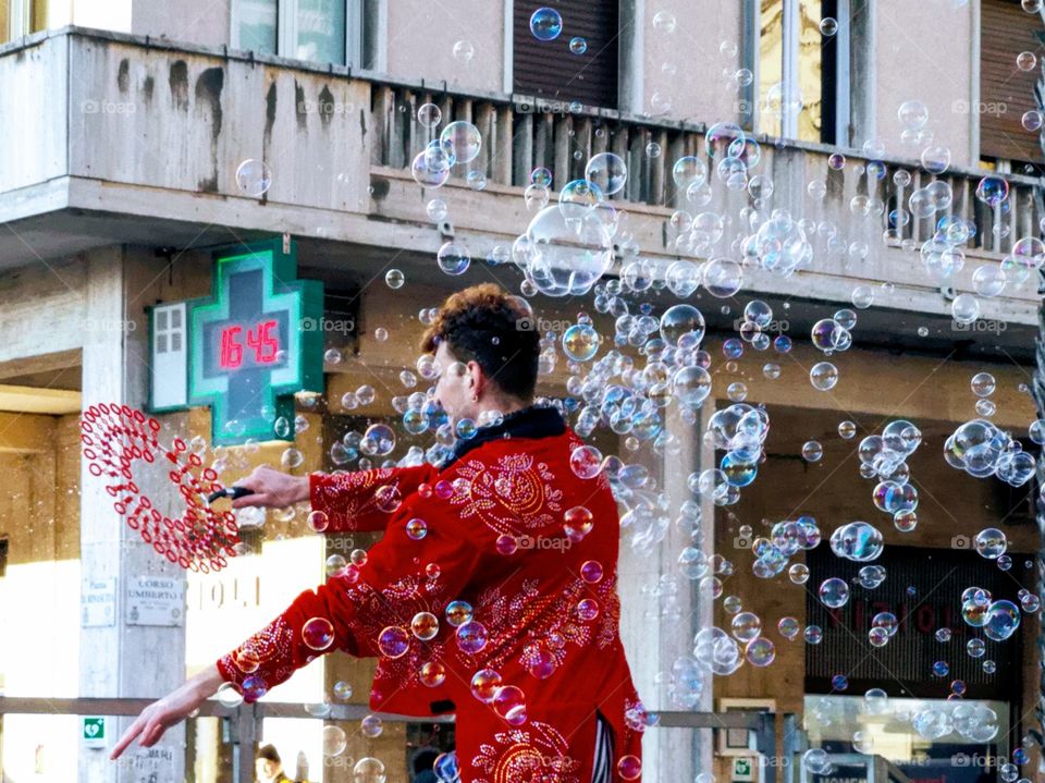 Artist performer who creates soap bubbles