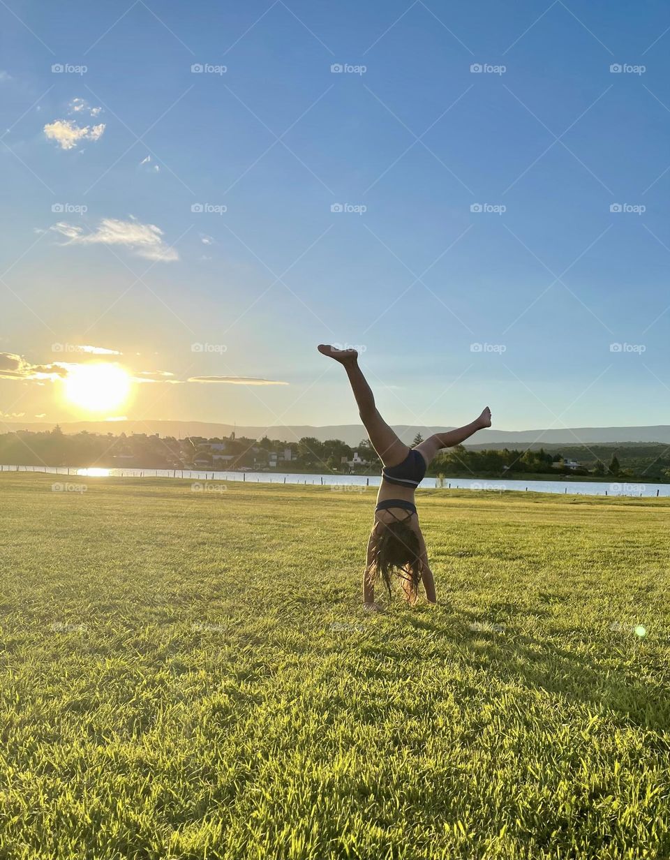 [Entre el cielo y el cielo, ahi estás tú, flotando en el aire] Niña haciendo pirueta entre las montañas y lago Argentino