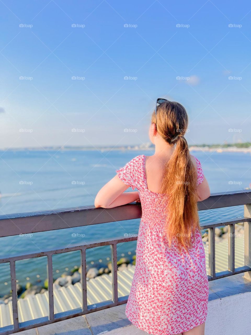 girl looking at the sea