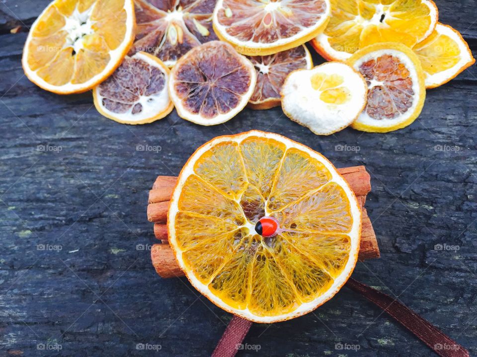 Christmas spirit:Dried oranges and cinnamon 