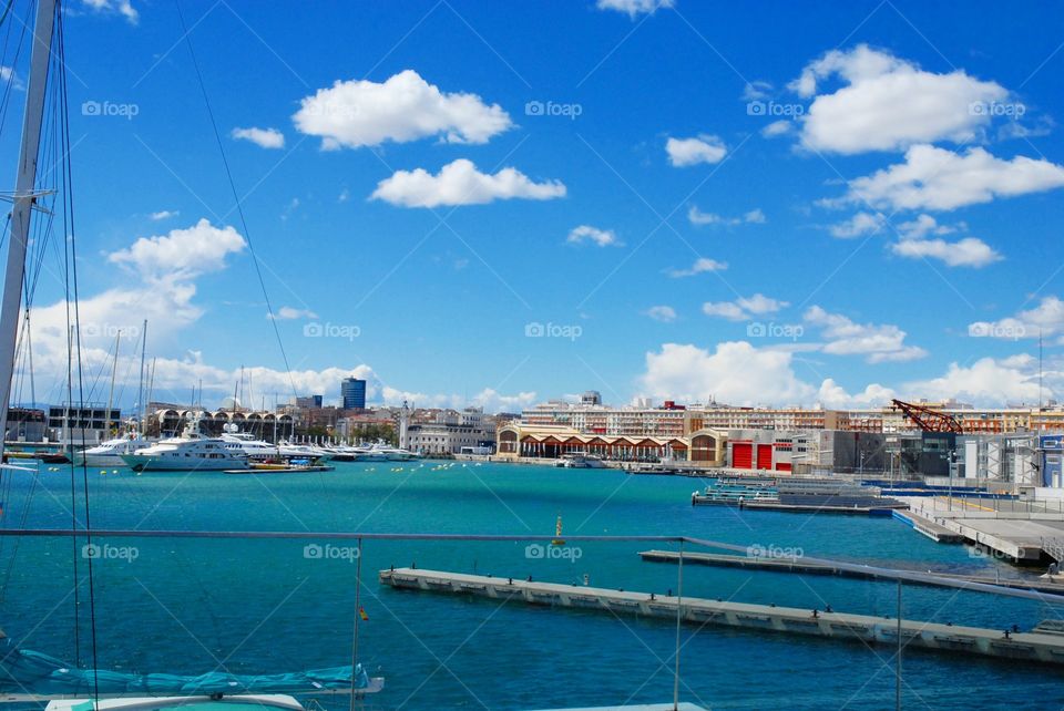 El mar azul , cielo con nubes en el puerto marítimo en un día soleado de verano .