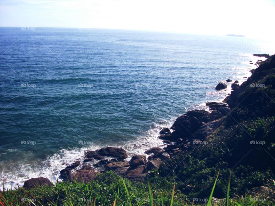 Ouça e sinta as poderosas ondas.