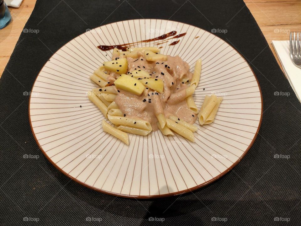 Macarrones con salsa de manzana