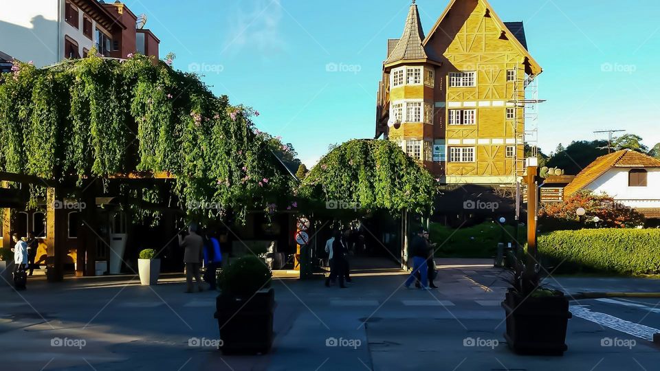 Walk on foot? By car? Guided by signs? Are you alone? Accompanied? Is committed? Did you come by train? Let's have lunch? How did these people move to get to this place? These are the questions I imagined when I saw this scene.