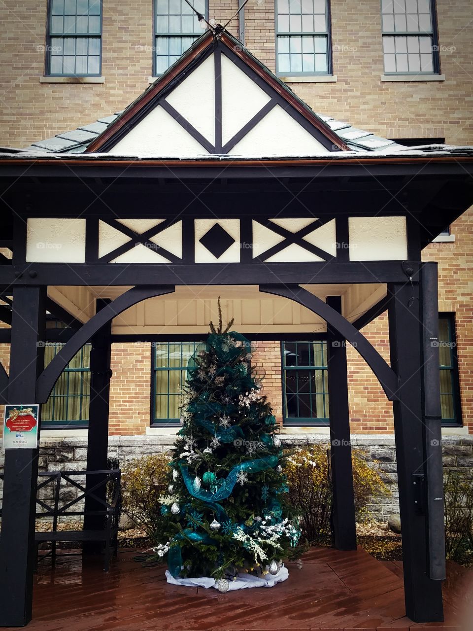 Blue and silver decorated Christmas tree outside of Hotel Roanoke