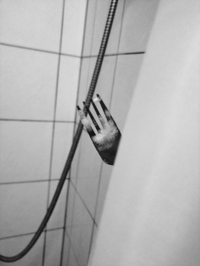 widelec pod prysznicem